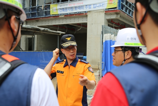영등포소방서 관계자가 주민의 안전을 위해 대형 건축공사장 현장을 확인하고 있다.