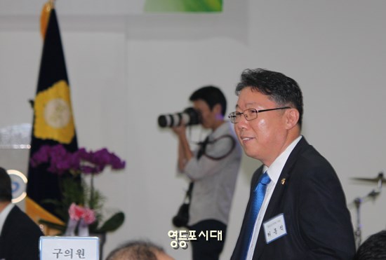 회원일동이 기자회견과 피켓시위를 중단하고 돌아간 뒤 영등포구의회 제8대 개원기념식 행사에 참석한 허홍석 구의원 Ⓒ영등포시대 