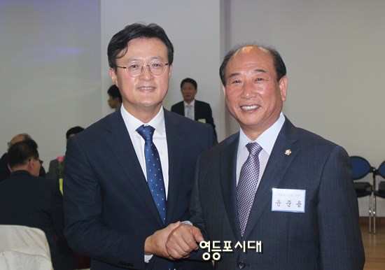 제8대 영등포구의회 개원식에 참석한 채현일 영등포구청장(사진 왼쪽)과 윤준용 구의회 의장(사진 오른쪽)이 본지의 요청에 따라 자세를 취하고 있다. Ⓒ영등포시대 