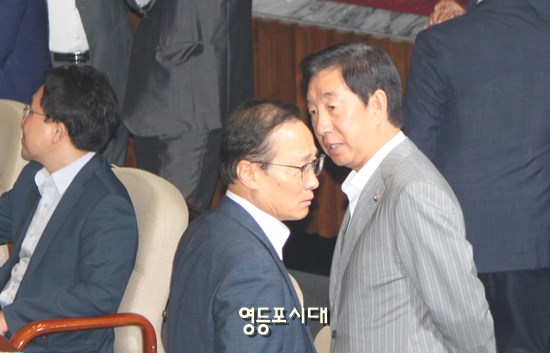 26일 오전 서울 여의도 국회 본회의장에서 홍영표 더불어민주당 원내대표와 김성태 자유한국당 원내대표가 얼굴을 붉히며 대화를 나누고 있다. Ⓒ영등포시대 