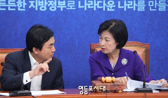 8월 1일 국회에서 열린 최고위원회의에서 추미애 대표가(사진 오른쪽) 안규백 최고위원과 대화를 나누고 있다 Ⓒ영등포시대 