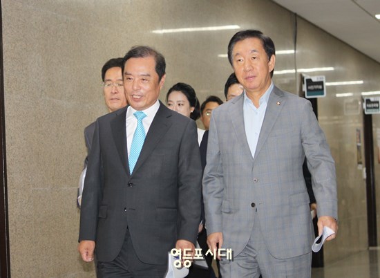 김병준 비상대책위원장과 김성태 원내대표가 비상대책위원 회의를 위해 회의장을 향하고 있다. Ⓒ영등포시대 