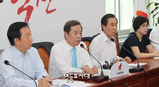 김병준 비상대책위원장(사진 왼쪽에서 두 번째)이 모두 발언을 통해 “비대위 안에 소위원회를 확정해 다음 주부터 소위가 잘 돌아갈 수 있도록 하겠다”고 밝히고 있다.  Ⓒ영등포시대 