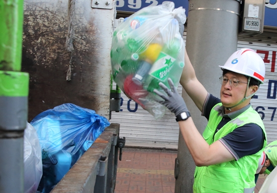 채현일 영등포구청장이 10일 오전 영등포전통시장 부근에서 분리 배출된 재활용 쓰레기를 청소차에 실고 있다. &copy;영등포구