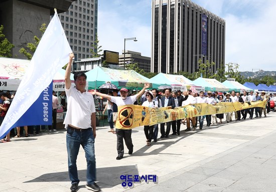 평마사 관계자들이 기자회견을 마친 후 통일열차 퍼포먼스를 펼치며 국민들이 함께 힘을 모아줄 것을 호소하고 있다. Ⓒ영등포시대 