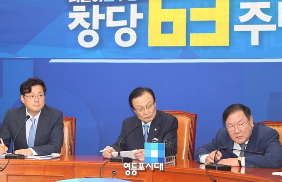 기자의 질문을 듣고 있는 이해찬 대표(사진 가운데) Ⓒ영등포시대 
