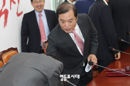 10월 1일 자유한국당 비상대책위원회의에 앞서 김병준 비대위원장에게 함진규 정책위의장이 허리를 깊숙이 숙여 인사를 하고 있다. Ⓒ영등포시대 