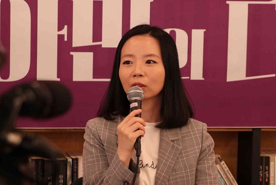 기자들의 질문에 답변하고 있는 전혜정 작가