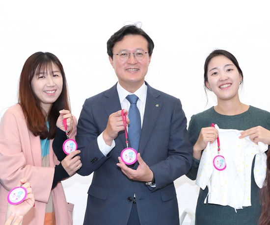 채현일 영등포구청장(사진 가운데)이 ‘제13회 임산부의 날’을 맞아 열린 기념행사에 참석해 임산부 전용 배지를 전달하고 기념 촬영을 하고 있다. 
