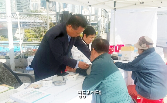 의료법인 성애병원 김원희 사무처장이 직원들과 함께 의료 봉사를 하고 있다. &copy;영등포시대 