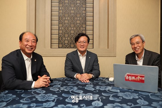 채현일 영등포구청장(사진 가운데)과 윤준용 구의회 의장(사진 왼쪽)이 인터뷰에 앞서 환담을 나누고 있다. Ⓒ영등포시대 