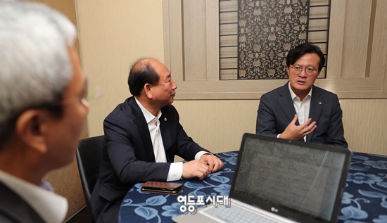 채현일 영등포구청장(사진 왼쪽)이 본 기자의 질문에 답변하고 있다.Ⓒ영등포시대 