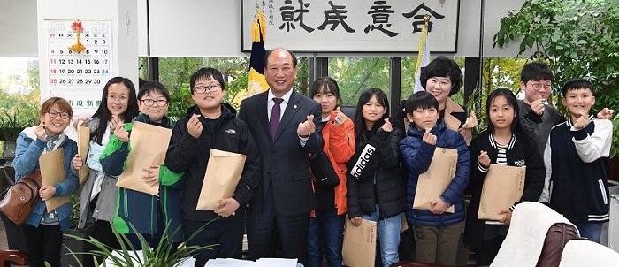 영등포구의회 청소년 모의의회에 참여한 영신초등학교 학생들이 윤준용 의장과 기념촬영을 하고 있다. &copy;영등포구의회 