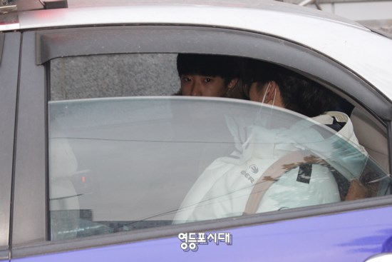 2017년 수험장을 잘못 찾은 재수생 두명이 수험장으로 이동하기 위해 경찰차에 타고 있다. ⓒ 영등포시대 db