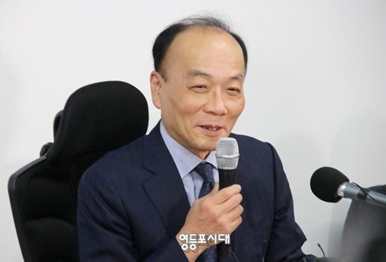 전원책 변호사가 기자들과 일문 일답형식으로 기자회견을 진행하고 있다. Ⓒ영등포시대 