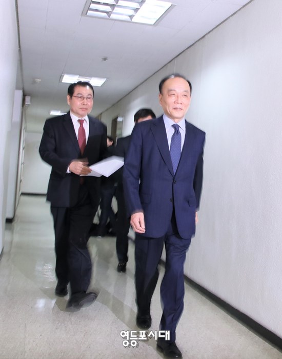 14일 전원책 변호사가 기자 회견을 위해 한 건물 사무실에 들어서고 있다. Ⓒ영등포시대 