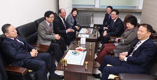 윤준용 영등포구의회 의장(사진 왼쪽에서 세 번째)이 28일 구청 행정사무감사장에 방문해 동료 의원들과 환담을 나누고 있다. Ⓒ영등포구의회 