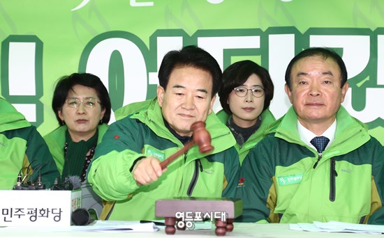 민주평화당 정동영 대표(사진 가운데)가 3일 오전 국회 본청 앞 천막당사에서 최고위원회의를 시작을 알리고 있다. Ⓒ영등포시대 