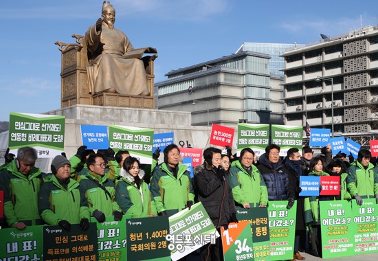 정동영 대표가 9일 오후 광화문에서 열린 “모이자 촛불혁명의 심장, 광화문으로!” 행사에 참석해 모두 발언을 하고 있다.  Ⓒ영등포시대 