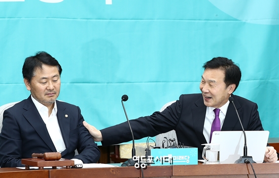 손학규 대표가 수염을 깎지 않고 회의에 참석한 김관영 원내대표(사진 왼쪽)를 위로하고 있다. &copy;영등포시대 