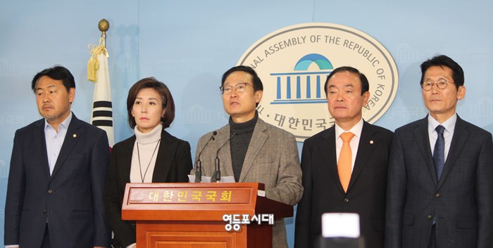 15일 오후 5당 원내대표가 국회 정론관에서 기자회견을 열고 선거제도 개편과 관련하여 합의한 내용을 발표하고 있다. Ⓒ영등포시대 