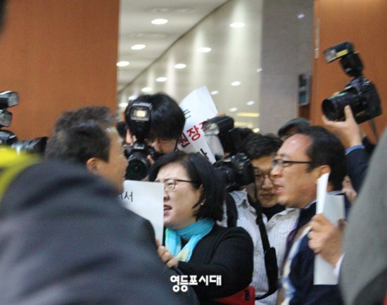 기자회견을 마치고 기자실을 빠져나오는 이학재 의원이 바른미래당 지지자와 기자들에게 둘러싸여 있다. Ⓒ영등포시대 