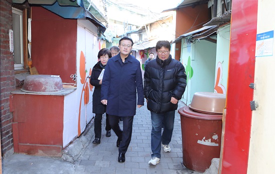 채현일 영등포구청장이 영등포역 인근 쪽방촌을 방문해 현장을 점검하고 있다. Ⓒ영등포구 