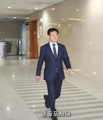 김정호 의원이 기자회견을 위해 국회 정론관에 들어서고 있다.ⓒ영등포시대 