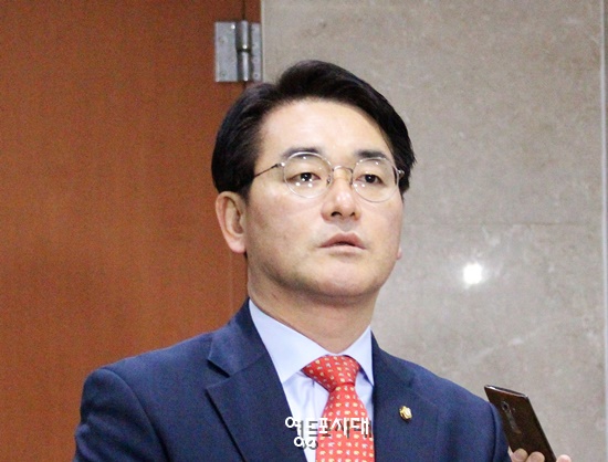 박용진 의원이 기자회견을 마친 후 기자들의 질문에 답하고 있다. Ⓒ영등포시대