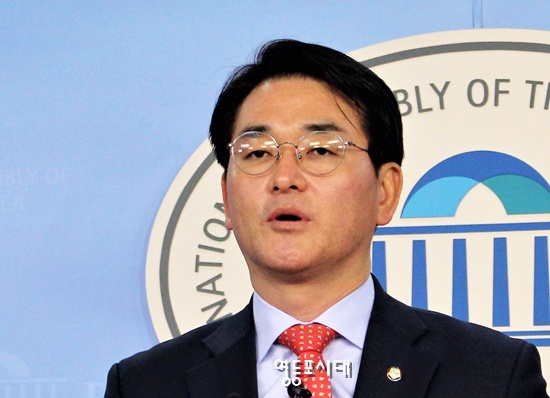 박용진 의원이 28일 오전 국회에서 '일명 박용진 3법' 패스트트랙으로 처리된 것에 대해 기자회견을 하고 있다. Ⓒ영등포시대