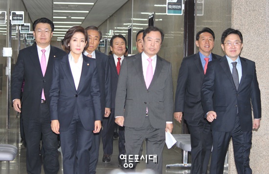 자유한국당 김병준 비상대책위원장과 위원, 나경원 원내대표가 비상대책회의를 위해 대표 회의실을 향하고 있다. Ⓒ영등포시대  