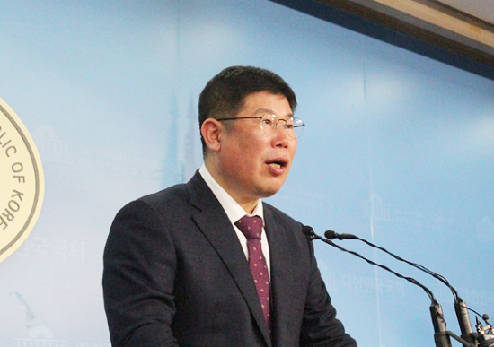 민주평화당 김경진 의원은 10일 오후 국회 정론관에서 기자회견을 열고 “카풀서비스 시범운행 중단 행정명령을 발효해 줄 것”을 촉구하고 있다. ⓒ김경진 의원 페이스북 캡처