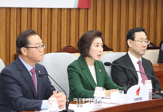 나경원 자유한국당 원내대표(사진 가운데)가 원내대책위-사법부장악 저지 및 사법부 독립수호 특별위원회 연석회의 모두 발언을 하고 있다. Ⓒ영등포시대 