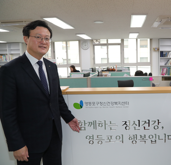 11일 오후 영등포구정신건강복지센터를 방문해 정신건강전문요원들을 격려한 채현일 영등포구청장 Ⓒ영등포구 