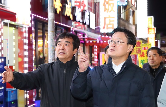 △9일 채현일구청장(가운데)이 자율방범대원 등과 함께 대림2동 취약지역을 순찰하고 있다. Ⓒ영등포구 