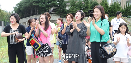 교육부가 신길중학교 신설을 조건부로 확정한 2017년 8월 24일 오후 신길중학교가 들어설 신길동 기부채납 용지를 찾은 신길중학교 유치위원회 회원들이 기쁨을 나누고 있다. Ⓒ영등포시대 