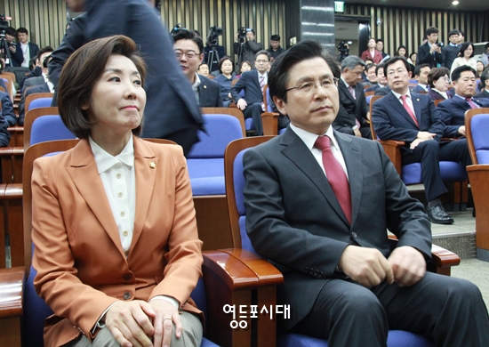 5일 오후 국회에서 열린 자유한국당 의원총회에 참석한 나경원 원내대표(사진 왼쪽)와 황교안 대표가(사진 오른쪽) 나란히 앉아있다. Ⓒ영등포시대 
