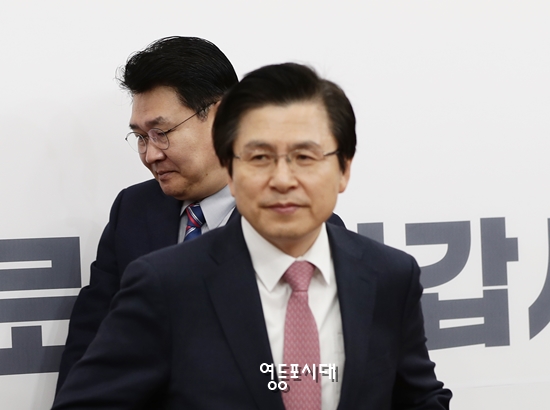 황교안 대표가  6일 당 대표 당선 후 첫 최고위원·중진의원 연석회의를 위해 자리에 앉고 있다. Ⓒ영등포시대