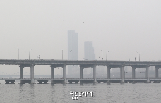 6일 오후 88올림픽 도로에서 바라본 양화대교와 뒤편 건물이 뿌연 미세먼지에 휩싸여 있다. Ⓒ영등포시대 