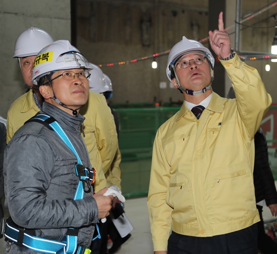 채현일 영등포구청장이 6일 여의도 신축공사장을 방문해 관계자들과 함께 안전점검을 하고 있다. Ⓒ영등포구 