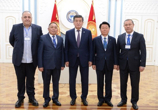 키르기즈공화국이 개최한 영사회의에 참석한 김종구 아시아나눔총재(사진 오른쪽에서 두 번째) 가 키르기스공화국 소오론바이 대통령 (사진 오른쪽에서 세 번째)와 기념촬영을 하고 있다. ⓒ아시아나눔 