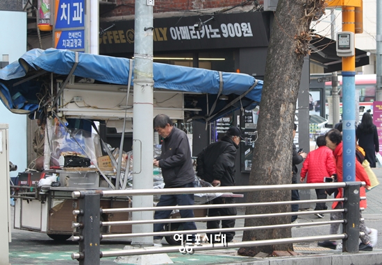 거리가게 철거 사실을 모르고 영업을 나온 노점상이 다시 이동하고 있다. Ⓒ영등포시대 