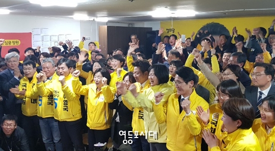창원∙성산 선거에서 504표 차이로 신승을 거둔 정의당 여영국 당선자 지지자들과 기쁨을 나누고 있다. Ⓒ영등포시대 