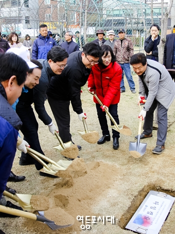 채현일 구청장(왼쪽에서 세 번째)이 김정태 시의원 등과 단풍나무 아래 ‘영등포 100년 미래의 소망’을 담은 ‘타임캡슐’을 묻고 있다. Ⓒ서교진 기자 