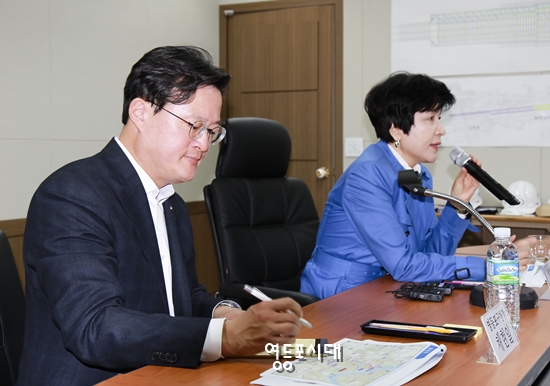 서울 제물포터널 민간투자사업(서울터널) 상황실을 방문한 김영주 국회의원(사진 오른쪽)과 채현일 영등포구청장 Ⓒ서교진 공감기자 