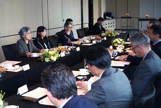 국민권익위원회 박은정 위원장(사진 왼쪽)이 12일 오전 주한외국상공회의소 임원 초청 정책간담회를 개최하고 있다. 