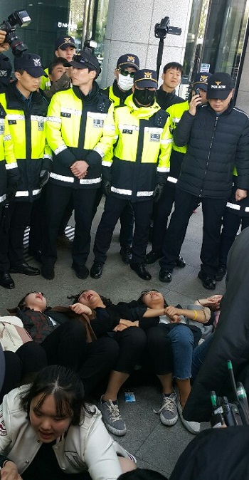 한국 대학생진보연합 대학생들은 12일 오전 국회의원회관 앞에서 자유한국당 나경원 원내대표의 사퇴를 촉구하며 농성을 벌이고 있다. Ⓒ영등포시대 