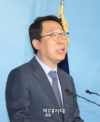 윤영찬 청와대 전 국민소통수석이 15일 국회 기자실에서 기자회견을 열고 민주당 입당 선언과 함께 내년 총선에서 성남 중원구에 출마를 선언하고 있다. Ⓒ박강열 기자 