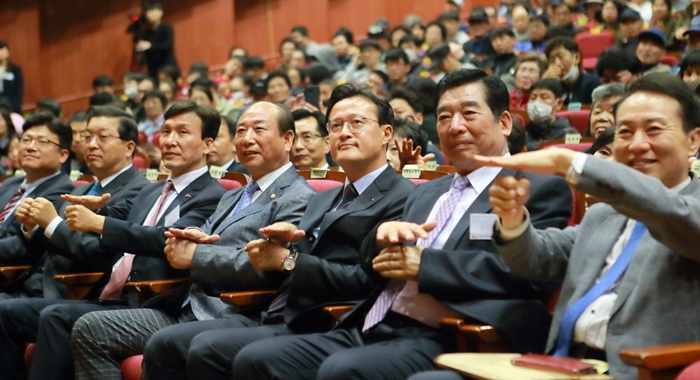 39회 장애인의 날 기념식에 참석한 채현일 구청장(사진 오른쪽에서 세 번째)이 수어를 따라 하고 있다. 