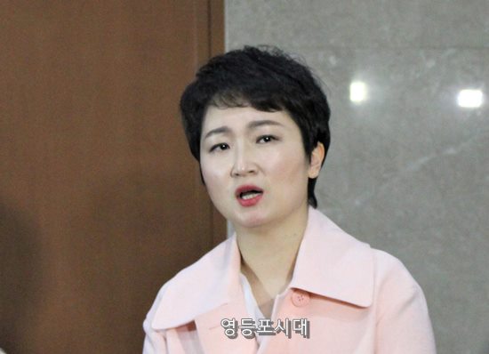 이언주 의원이 기자회견 후 기자들의 질문에 답하고 있다. ⓒ영등포시대 